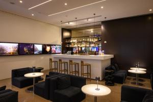 El salón o zona de bar de Inspira Liberdade Boutique Hotel