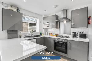 Kuchyň nebo kuchyňský kout v ubytování Wolverhampton - Amazing 3 Bedroom, Sleeps 6, Wi-Fi - JRR Stays