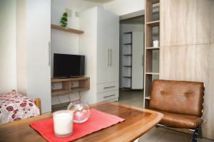 Μια τηλεόραση ή/και κέντρο ψυχαγωγίας στο Gold Studio Apartmani