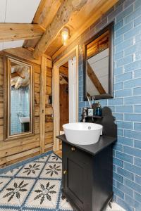 a bathroom with a sink and a mirror at Flatheim in Viksdalen