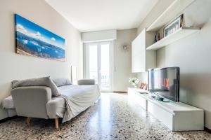 TV a/nebo společenská místnost v ubytování Appartamento La Perla