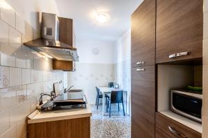 Kuchyň nebo kuchyňský kout v ubytování Appartamento La Perla