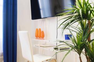 a white chair and a plant in a room at 62-3B Studio Prime UES Walk to Central Park in New York