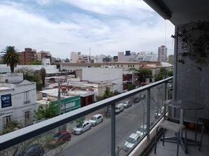 - Balcón con vistas a una calle de la ciudad en Hermoso Depto en Barrio General Paz en Córdoba