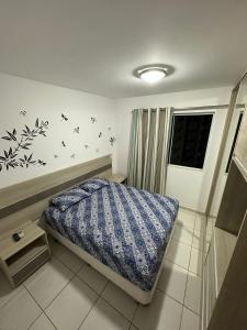 1 dormitorio con cama y ventana con pájaros en la pared en Thermas Riviera Park, en Caldas Novas