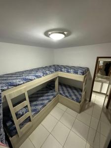 a room with a bunk bed in a room at Thermas Riviera Park in Caldas Novas