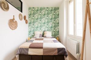 a bedroom with a bed with a green wall at DIFY Paul Bert - Part-dieu in Lyon