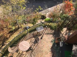 - une vue sur la terrasse dotée de tables et de chaises dans l'établissement 森の香, à Matsue