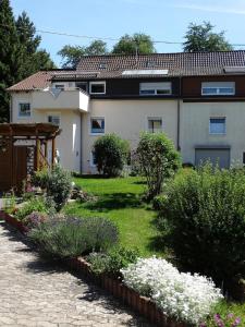 ein Haus mit Garten davor in der Unterkunft Ferienwohnung Christine in Heckendalheim