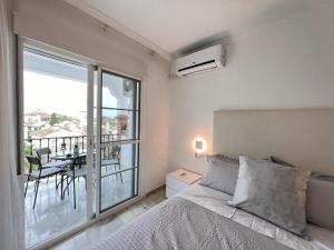 Schlafzimmer mit einem Bett und Blick auf einen Balkon in der Unterkunft El Mirador de Mijas Piscina y Parking gratis in Málaga