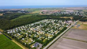 una vista aérea de un gran aparcamiento con casas en Stargazer Tent met sterrenuitzicht, en Callantsoog