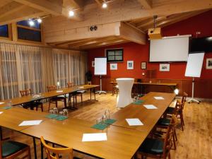 una gran sala de conferencias con mesas y sillas de madera. en Landhotel Mariensäule, en Wernstein am Inn
