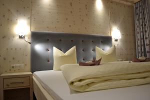Łóżko lub łóżka w pokoju w obiekcie Pension Alpenperle