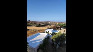 una vista aérea de una casa en un campo en Room in Studio - Artemis Studio Pyrgi en Platis Yialos Mykonos