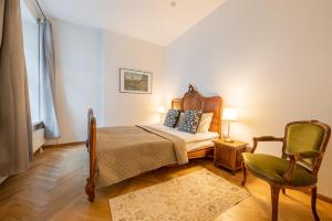 una camera con letto e sedia di Old Town - Viru Gate Apartment a Tallinn