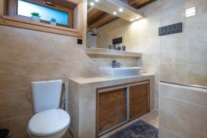 Koupelna v ubytování TATRYSTAY RiverStone Chalets