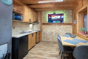 Kuchyň nebo kuchyňský kout v ubytování TATRYSTAY RiverStone Chalets