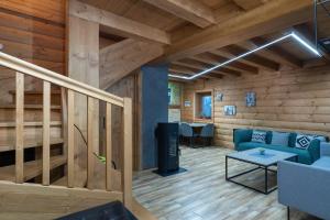 Posezení v ubytování TATRYSTAY RiverStone Chalets
