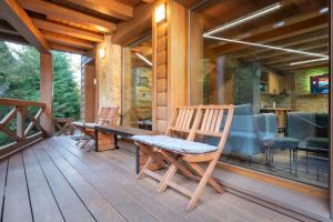 Balkón nebo terasa v ubytování TATRYSTAY RiverStone Chalets