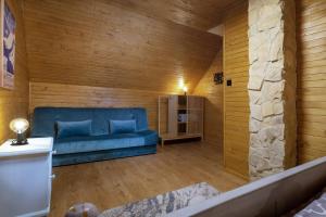 Posezení v ubytování TATRYSTAY RiverStone Chalets