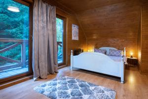 Postel nebo postele na pokoji v ubytování TATRYSTAY RiverStone Chalets