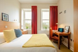 1 dormitorio con 1 cama y escritorio con ordenador en DCU Rooms All Hallows en Dublín