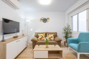 - un salon avec un canapé et une télévision dans l'établissement Apartamento Molina, à Nerja