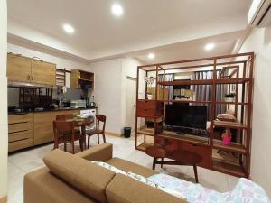 un soggiorno con divano e sala da pranzo di LovelySea Holiday TimurBay 1R1B condo 4pax恋恋海之屋度假村 a Kuantan