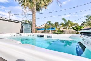 una piscina in un cortile con una palma di Cozy West Palm Beach Studio - half Mi to Ocean a West Palm Beach