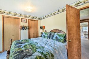 1 dormitorio con 1 cama en una habitación en Cozy Cass City Retreat with Spacious Deck! en Cass City
