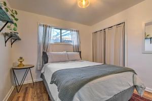 Schlafzimmer mit einem Bett und einem Fenster in der Unterkunft Charming Denver Home Outdoor Oasis with Grill in Denver