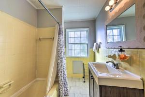 ein Badezimmer mit einem Waschbecken, einer Badewanne und einem Spiegel in der Unterkunft Lutherville Home Close to Shopping and More! 