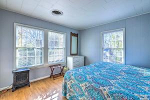 ein Schlafzimmer mit einem Bett und zwei Fenstern in der Unterkunft Lutherville Home Close to Shopping and More! 