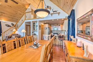 cocina y comedor con una gran mesa de madera en Stunning Angel Fire Home 3 Mi to Ski Resort!, en Angel Fire