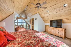 1 dormitorio con 1 cama grande y TV de pantalla plana en Stunning Angel Fire Home 3 Mi to Ski Resort!, en Angel Fire