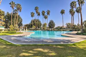 una piscina con palmeras en un parque en Family-Friendly Getaway Community Amenities!, en Bakersfield