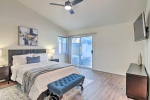 Un dormitorio con una cama y un ventilador de techo. en Family-Friendly Getaway Community Amenities!, en Bakersfield 26 fotos más