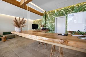 uma sala de jantar com uma mesa de madeira e uma televisão em Maya Beach Resort em Massa Lubrense