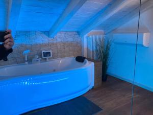 uma casa de banho com uma banheira com luzes azuis em L'edera em Altamura
