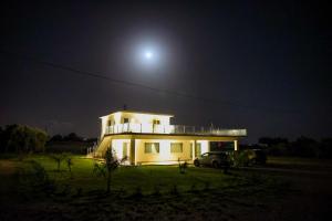Cà del Re Holiday في بارتينيكو: منزل في الليل مع القمر فوقه