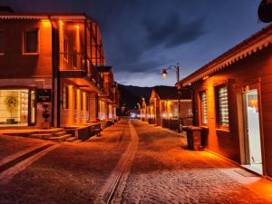 eine leere Straße in der Nacht in der Unterkunft Kaya Life Resort in Uzungöl