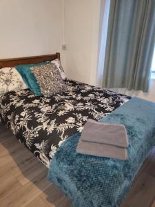 a bedroom with a bed with a blanket and pillows at Entire Flat city centre based. in Parkside