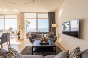 Televízia a/alebo spoločenská miestnosť v ubytovaní Modern luxury beach Penthouse