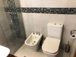 W łazience znajduje się toaleta, umywalka i prysznic. w obiekcie Finca del Rio - Casa de campo w mieście Tunuyán