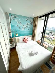 een hotelkamer met 2 bedden en een groot raam bij Căn hộ Studio Vinhomes Greenbay cho thuê in Hanoi
