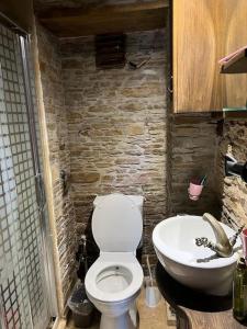 ein Bad mit einem WC und einem Waschbecken in der Unterkunft Holiday home in Şirince Centre in Selçuk