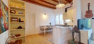a room with a kitchen and a living room at Casa Valle Parco Lambro in Albiate