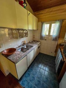 - une cuisine avec un évier et un comptoir dans l'établissement Casa de montaña en un lugar mágico, à Potrerillos