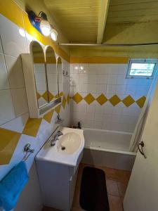 La petite salle de bains est pourvue d'un lavabo et d'une baignoire. dans l'établissement Casa de montaña en un lugar mágico, à Potrerillos