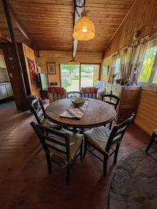 uma sala de jantar com mesa e cadeiras em Casa de montaña en un lugar mágico em Potrerillos